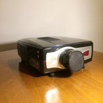 Proyector 1800 Lumens