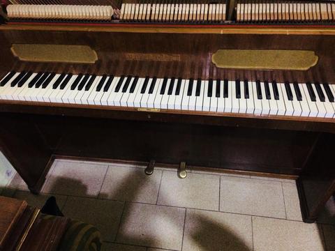 VENDO PIANO ACÚSTICO AUGUST FORSTER