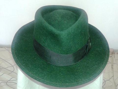 Sombrero de fieltro, verde oscuro, Gonzalo Delpiano, talle L, ala de 6cm., años guardado sin uso