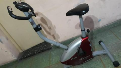 Bicicleta fija MAGNETICA OLMO, regulador de fuerza, reloj digital, etc, en impecable estado!!