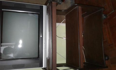 TELEVISOR DE TUBO LG 21 CON CONTROL REMOTO Y MESA