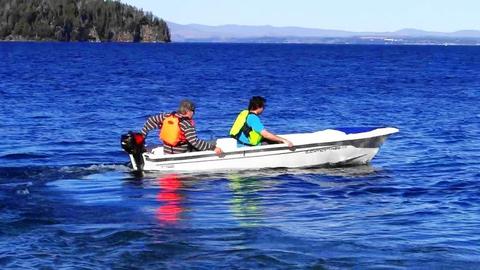 Bote con motor para navegar los lagos de la Patagonia