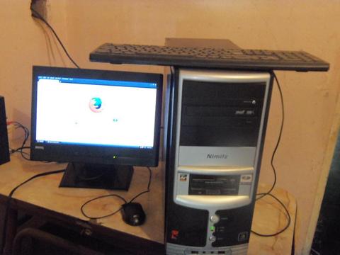 Computadora de escritorio, Con Monitor LCD, funcionando