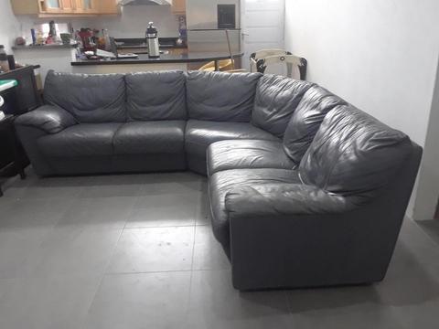 Sofa esquinero de cuero color gris hecho en Italia