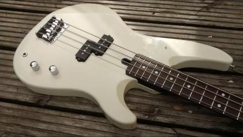 Bajo Yamaha RBX 260 FretLess en perfecto estado. Escucho permutas por bajos NO Fretless