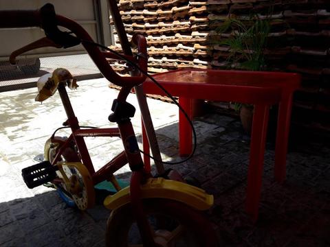 Bicicleta infantil, monopatin y mesa. OPORTUNIDAD