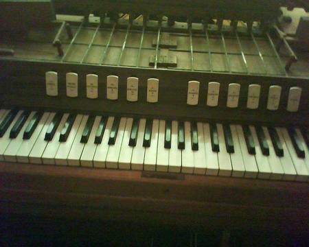 vendo organo de iglesia con pedalera de bajos y tubos.ÚNICO