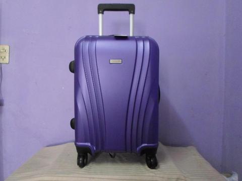 “VALIJA RÍGIDA 20” P/CABINA 4 RUEDAS GIRATORIA 360°MANIJA EXTENSIBLE36 X 23 X 57CERRADURA–PATITAS SOPORTE”