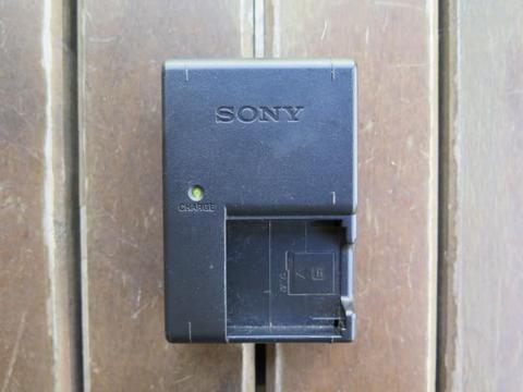 Cargador De Batería Sony BCCSGC y Cable AV/USB