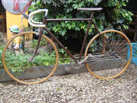 bicicleta de carrera ruedas de maderas antigua