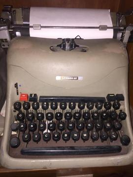 maquina de escribir antigua Olivetti, modelo LEXIKON 80 hurlingham
