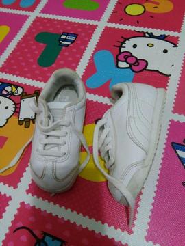 ZAPATILLAS DE NENA PUMA N° 22 DE CUERO IMPECABLES !!!!