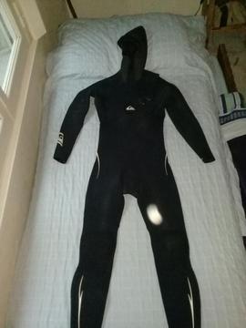 Vendo Traje de Neoprene Quiksilver 5.4.3