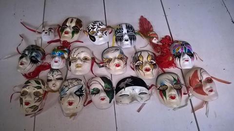 Lote de máscaras decorativas de cerámica
