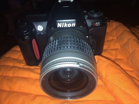 Nikon N65 reflex con rollo