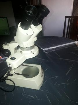 Microscopio con Iluminación Buen Estado
