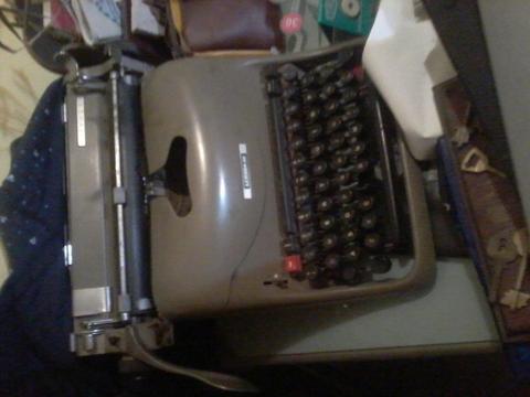 Vendo maquina escribir antigua, metalica
