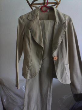 2 conjuntos saco y pantalon beige y negro