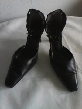 Zapato cuero negro con pulsera Nro37