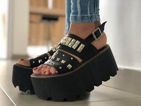 Zapatos con plataforma y tachas color negro y blanco nuevas